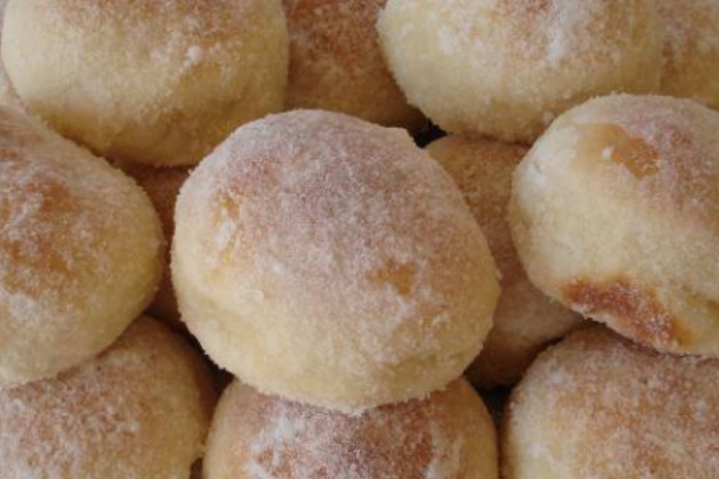 Bolinhas cremosas amanteigadas, só misturar tudo e levar pra assar, perfeitas para o lanche da tarde Bolinhas cremosas amanteigadas, só misturar tudo e levar pra assar, perfeitas para o lanche da tarde